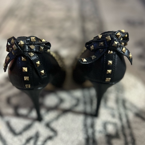 Stylish Black Pumps w/ Gold Embellishment - Picture 3 of 3